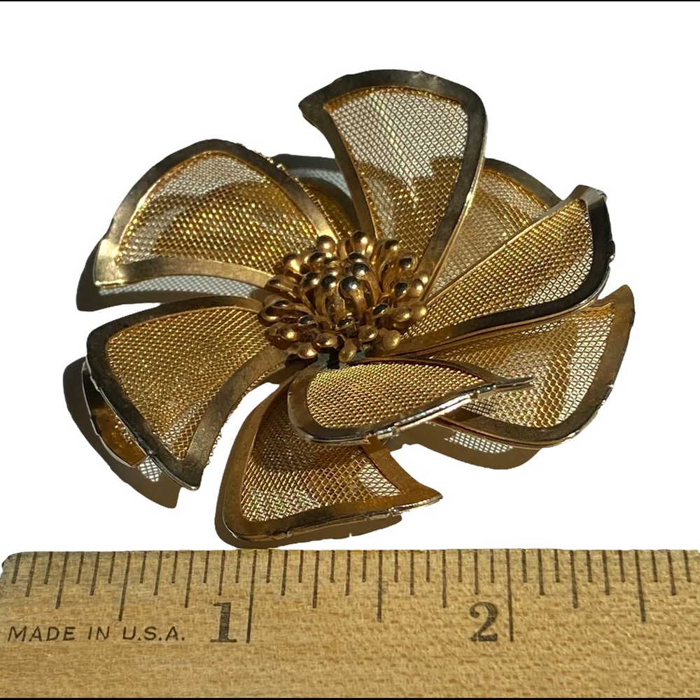 2.5” Vintage Mesh Goldtone Flower Brooch - Picture 3 of 9